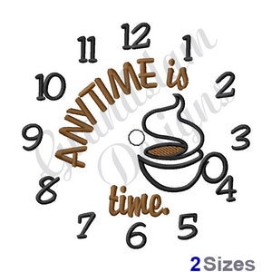 Puede incluir: Un diseño de bordado marrón y negro de un reloj con el texto "ANYTIME is time." y una taza de café con vapor saliendo de ella.