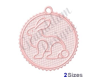 Op de afbeelding: Roze geborduurde ontwerp van een konijn in een cirkel met een gegolfde rand. Het ontwerp is perfect voor een patch of een applicatie.