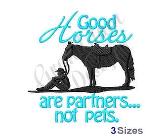 Op de afbeelding: Een geborduurd ontwerp met een zwart paard met een zadel en een zittende figuur, met de tekst "Good Horses are partners... not pets." De tekst en het woord "Horses" zijn in helder turquoise. Het ontwerp is verkrijgbaar in 3 maten.
