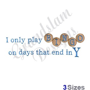 Peut inclure: Broderie avec le texte "I only play BINGO on days that end in Y". Les lettres BINGO sont dans des cercles marrons avec des lettres bleues. Le Y est en bleu et est plus grand que les autres lettres.