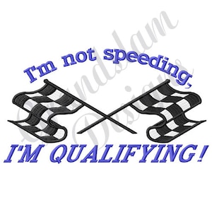 Op de afbeelding: Geborduurd ontwerp met twee gekruiste zwart-wit geblokte racevlaggen. De blauwe tekst luidt: "Ik rijd niet te hard, ik kwalificeer me!". Ideaal voor racefans.