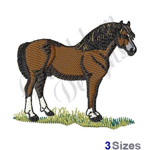 Op de afbeelding: Borduurwerk van een bruin paard met een zwarte manen en staart, staand op een groen grasveld.