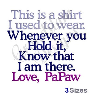 以下が含まれることがあります： 白地に青と紫の刺繍模様で、「This is a shirt I used to wear. Whenever you hold it, know that I am there. Love, PaPaw 3 Sizes」というテキストが書かれています。
