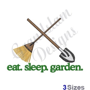 Puede incluir: Un diseño de bordado verde con un rastrillo y una pala cruzados y el texto "eat. sleep. garden."