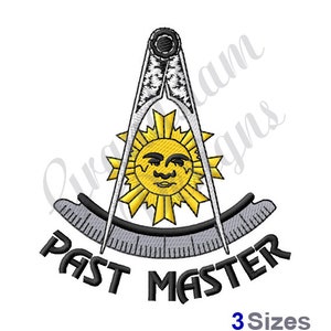 Puede incluir: Un diseño de bordado en blanco y negro de una brújula y una escuadra con un sol en el centro. El texto "Past Master" está debajo del diseño.
