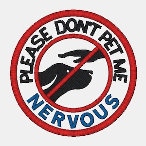 Może przedstawiać: Naszywka haftowana na czerwono i niebiesko z czarną sylwetką głowy psa i czerwoną linią przecinającą rękę sięgającą do psa. Tekst brzmi "Please Don't Pet Me Nervous".