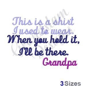 Op de afbeelding: Witte achtergrond met tekst in verschillende kleuren. De tekst luidt: "Dit is een shirt dat ik vroeger droeg. Als je het vasthoudt, ben ik er. Opa." Daaronder staat "3 maten".