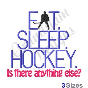 Puede incluir: Texto morado sobre fondo blanco que dice "Comer. Dormir. Hockey. ¿Hay algo más?" con una silueta negra de un jugador de hockey sosteniendo un palo en el medio del texto. El texto "3 tamaños" está en rosa en la parte inferior de la imagen.