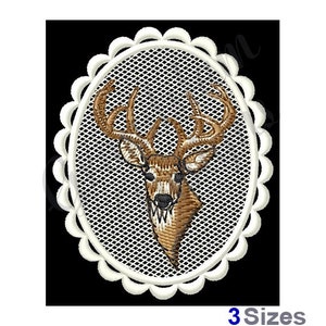 Puede incluir: Marco ovalado blanco bordado con un diseño de cabeza de ciervo marrón y blanco. El marco tiene un borde festoneado.