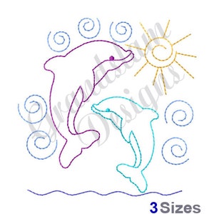 Puede incluir: Diseño bordado de dos delfines saltando fuera del agua con un sol sobre ellos. Los delfines están delineados en morado y azul, y el sol está delineado en dorado. El diseño está rodeado de remolinos azules.