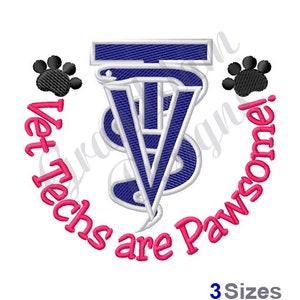 Könnte beinhalten: Stickerei mit einem blauen Veterinär-Symbol und dem Text "Vet Techs are Pawsome!" in rosa Schrift und zwei Pfotenabdrücken.