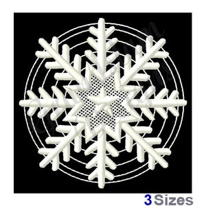 Könnte beinhalten: Weißes Stickmuster mit Schneeflocke und einem kreisförmigen Muster im Hintergrund. Die Schneeflocke hat eine sternförmige Mitte mit einem Netzdesign. Das Design ist in drei Größen erhältlich.
