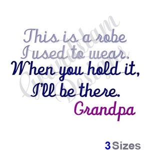 Op de afbeelding: Borduurwerk met de tekst "This is a robe I used to wear. When you hold it, I'll be there. Grandpa" in blauwe en paarse letters. Het woord "Grandpa" is in roze.