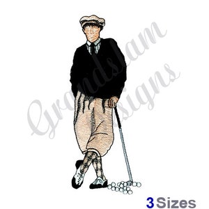 Può includere: Un ricamo che rappresenta un golfista che indossa un maglione nero, pantaloni beige e un berretto. Il golfista tiene in mano una mazza da golf e ci sono delle palline da golf sul terreno.