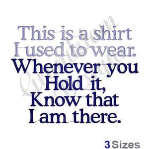 Op de afbeelding: Een blauw en paars geborduurd ontwerp op een witte achtergrond met de tekst "This is a shirt I used to wear. Whenever you hold it, know that I am there." en "3 Sizes" onderaan.