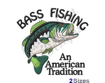 Może przedstawiać: Wzór do haftu przedstawiający zielono-czarną okonia z tekstem "Bass Fishing An American Tradition" i "2 Sizes" pod rybą.