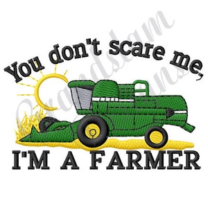 Peut inclure: Illustration de dessin animé verte et jaune d'une moissonneuse-batteuse avec le texte "You don't scare me, I'm a farmer".