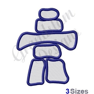 Op de afbeelding: Een blauwe omtrek van een witte inukshuk, een traditionele Inuit-stenen structuur, met vijf gestapelde stenen.