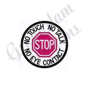 以下が含まれることがあります： 「NO TOUCH NO TALK NO EYE CONTACT」というテキストが書かれた黒と白の円の中に、白い文字で「STOP」と書かれた赤い停止標識がある。