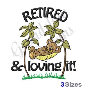 Könnte beinhalten: Stickerei mit einem braunen Bären, der in einer Hängematte zwischen zwei Palmen mit grünen Blättern schläft. Der Text "Retired & loving it!" befindet sich unter der Hängematte. Der Text "3 Sizes" befindet sich unten im Bild.