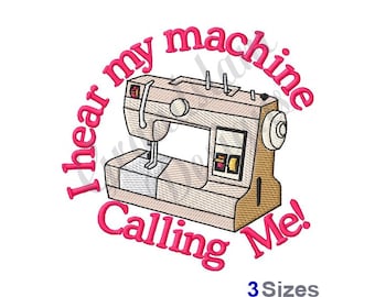 Puede incluir: Diseño bordado con una máquina de coser en beige y marrón, con el texto "I hear my machine calling me!" en rosa. El diseño está sobre un fondo blanco. El texto "3 Sizes" está en la parte inferior.