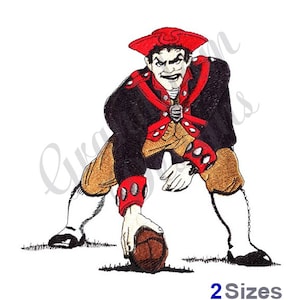 Peut inclure: Un design brodé d'un joueur de football de dessin animé portant un uniforme rouge et noir, un chapeau à trois pointes et tenant un ballon de football. Le design est de style vintage et est parfait pour un fan de sport.