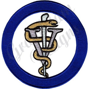 Puede incluir: Un parche bordado azul y blanco con un símbolo veterinario tradicional, una serpiente enroscada alrededor de un bastón con una cruz en la parte superior.