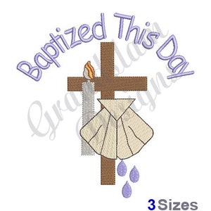 Puede incluir: Diseño bordado con una cruz, una vela y una fuente bautismal, con el texto "Baptized This Day" en color morado.