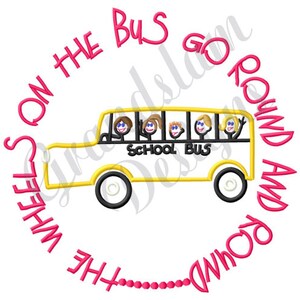 Op de afbeelding: Geborduurd ontwerp met een gele schoolbus met zwarte wielen en lachende kinderen binnenin. De tekst "The Wheels on the Bus Go Round and Round" staat in een roze, cirkelvormig patroon rond de bus. De woorden "School Bus" staan op de zijkant.