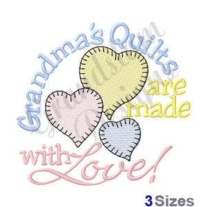 Puede incluir: Diseño bordado con tres corazones en rosa, amarillo y azul con el texto "Grandma's Quilts are made with love!" en azul y rosa.