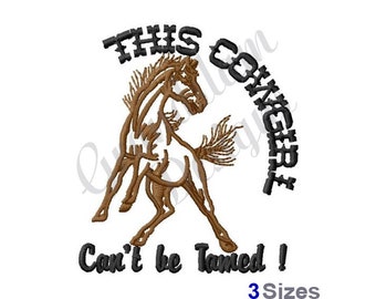 Op de afbeelding: Borduurwerk met een bruin paard dat opspringt met de tekst "This Cowgirl Can't Be Tamed!" in zwart.
