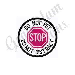 Puede incluir: Un círculo blanco con un borde negro y el texto "Do Not Pet Do Not Distract" alrededor de una señal de stop roja con la palabra "STOP" en blanco.