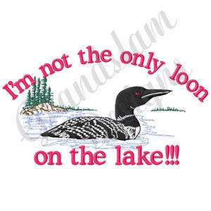 Puede incluir: Diseño bordado con un colimbo nadando en un lago con el texto "¡No soy el único colimbo en el lago!!!"