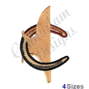 Könnte beinhalten: Gestickte Darstellung eines Hufeisens in Braun- und Schwarztönen. Das Hufeisen hat die Form eines C mit einem braunen und schwarzen Muster im Inneren des C. Das Hufeisen befindet sich auf einem weißen Hintergrund.