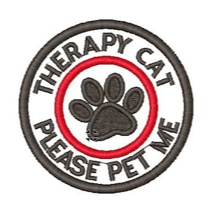 Może przedstawiać: Biały owalny znaczek z czarnym obramowaniem i tekstem "Therapy Cat Please Pet Me" w kolorze czarnym. W środku znaczka znajduje się czerwone koło z czarnym śladem łapy.