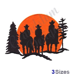 Könnte beinhalten: Silhouette von drei Cowboys, die auf Pferden vor einem orangefarbenen Sonnenuntergang reiten. Die Cowboys tragen Hüte und reiten in einer Reihe. Im Vordergrund befinden sich zwei Kiefern.