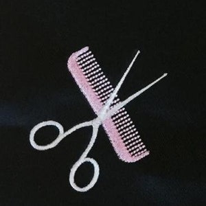Peut inclure: Un peigne rose et des ciseaux blancs sur un fond noir. Le peigne et les ciseaux sont croisés l'un sur l'autre.