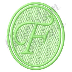 Peut inclure: Un monogramme brodé avec la lettre "F" en écriture cursive décorative. La lettre est centrée dans un cercle avec une double bordure, le tout en vert.