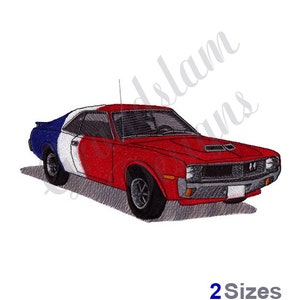 Puede incluir: Un coche americano de músculo rojo, blanco y azul con una parrilla negra y una placa de matrícula blanca. El coche es un diseño americano clásico.