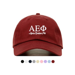 Puede incluir: Una gorra de béisbol roja con letras bordadas en blanco que dicen "AEΦ Alpha Epsilon Phi".