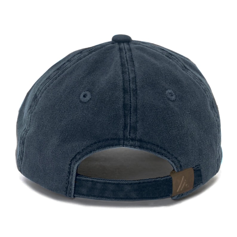 Puede incluir: Una gorra de b&eacute;isbol azul oscuro con una correa ajustable marr&oacute;n y un peque&ntilde;o logotipo en la parte posterior.