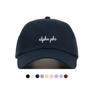 Puede incluir: Una gorra de béisbol azul marino con texto bordado en blanco que dice "alpha phi".