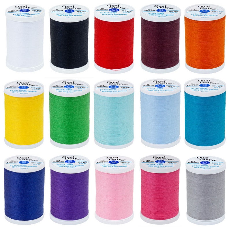 Puede incluir: Un conjunto de 15 carretes de hilo de uso general Dual Duty XP. Los carretes est&aacute;n dispuestos en tres filas de cinco. Los colores del hilo son blanco, negro, rojo, burdeos, naranja, amarillo, verde, azul claro, azul, turquesa, azul marino, morado, rosa, rosa intenso y gris.