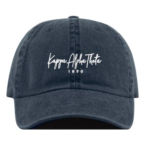 Puede incluir: Una gorra de b&eacute;isbol de denim azul oscuro con texto bordado en blanco que dice "Kappa Alpha Theta 1870".