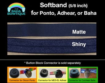 Pode incluir: Softband azul marinho, com 1,6 cm de largura, para aparelhos auditivos Ponto, Adhear ou Baha. A imagem mostra uma faixa fosca e outra brilhante. O logotipo Baha Bowtique está no canto superior esquerdo. Conectores mostrados abaixo.