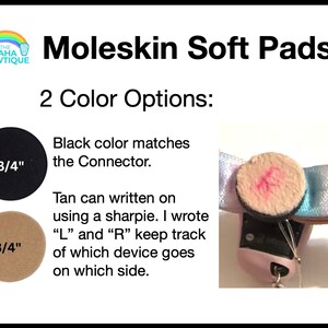 Pode incluir: Almofadas macias Moleskin pretas e bege, com cerca de 1,9 cm de di&acirc;metro, com texto descrevendo as op&ccedil;&otilde;es de cores e uso. As almofadas s&atilde;o mostradas com um aparelho auditivo. O texto diz "Moleskin Soft Pads" e "2 Color Options:"