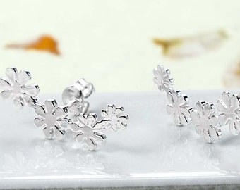 Arrampicatori di orecchie a fiore curvo in argento sterling