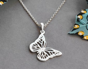 Halsband i sterlingsilver med blått monarkfjäril
