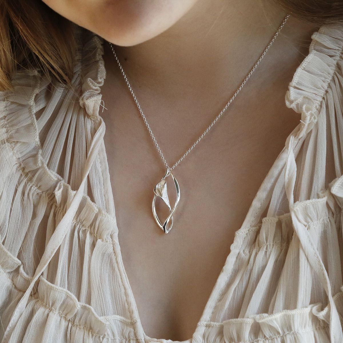 Calla lily necklace deals