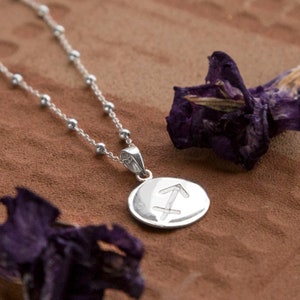 Collar de plata de ley con el signo zodiacal Sagitario